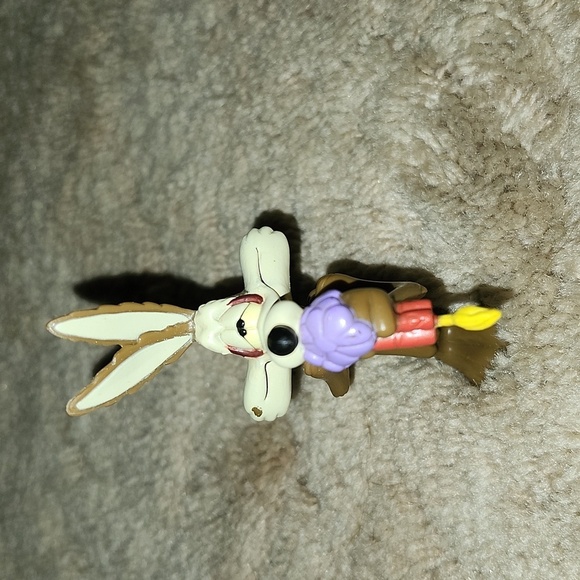 1994 Warner Brothers Tyco Wiley Coyote smelling flower dynamite plastic figurine - Picture 2 of 6